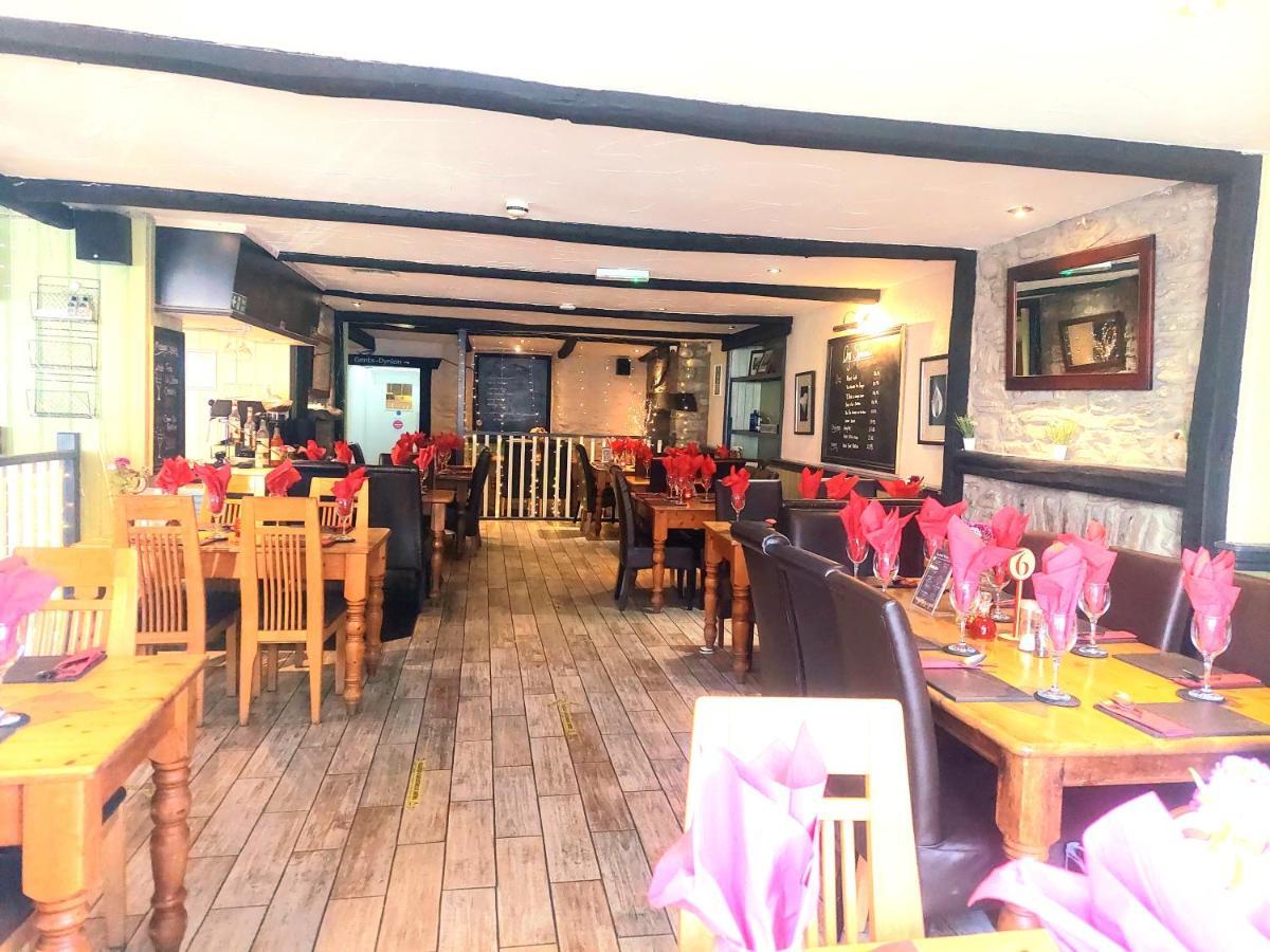 The Black Lion Royal Hotel Lampeter Exterior foto
