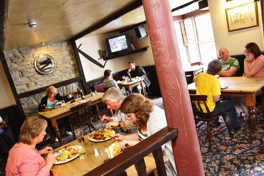 The Black Lion Royal Hotel Lampeter Exterior foto